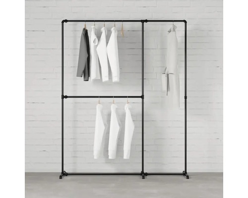 Kovový trubkový věšák na oblečení s několika kusy oblečení