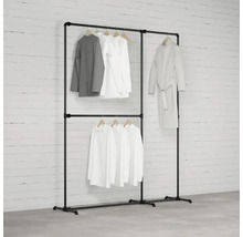 Dvojitý věšák na oděvy z kovových trubek s oblečením