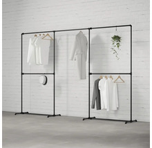 Volně stojící šatní skříň z kovových trubek s oblečením a dekorací