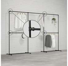 Dva černé věšáky na oblečení s oblečením a detailním pohledem na trubkový spoj.