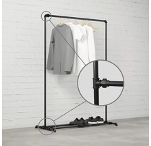 Kovový věšák na oblečení s oděvy a obuví