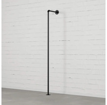 Černá kovová šatní tyč pro montáž na stěnu.