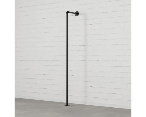 Černá kovová šatní tyč pro montáž na stěnu.