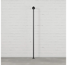 Černá šatní tyč před zdí