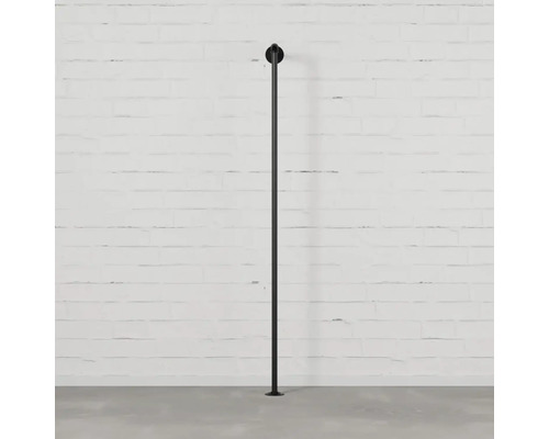 Černá šatní tyč před zdí