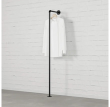 Černý kovový věšák na oblečení s košilí připevněnou ke zdi.