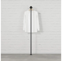 Stojan na oblečení se zavěšenou košilí před zdí