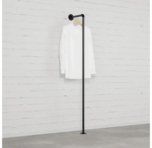 Černý kovový věšák na oblečení s košilí namontovanou na zdi