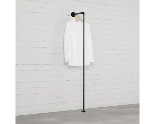 Černý kovový věšák na oblečení s košilí namontovanou na zdi