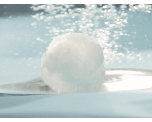 Detailní pohled na tabletu odstraňovače vodního kamene ve vodě