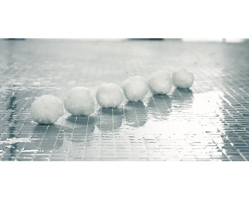 Šest koulí sněhu na dlaždicích