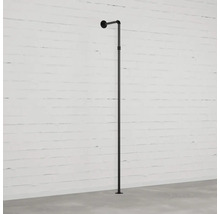 Černá kovová šatní tyč na stěně