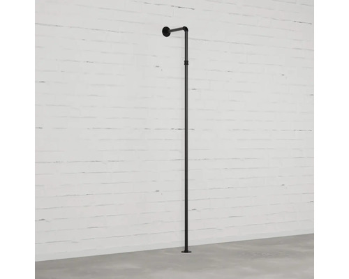 Černá kovová šatní tyč na stěně