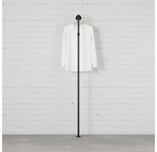 Kovový stojan na šaty s košilí