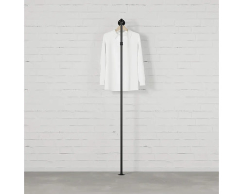 Kovový stojan na šaty s košilí