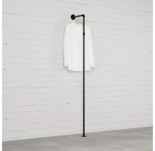 Černý stojan na oblečení s košilí u zdi