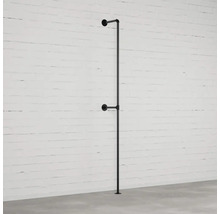 Černá tyč na šaty z trubek namontovaná na zdi