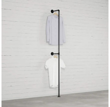 Volně stojící věšák na šaty z kovové trubky se dvěma košilemi na zdi