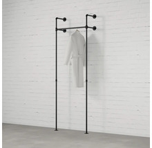 Volně stojící šatní tyč s županem před zdí
