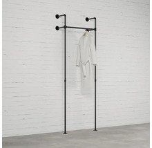 Černý kovový věšák na oblečení s kabátem