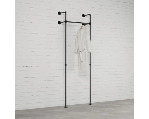 Černý kovový věšák na oblečení s kabátem