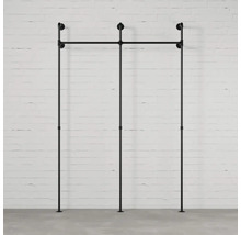 Černý modulární regálový systém před cihlovou zdí