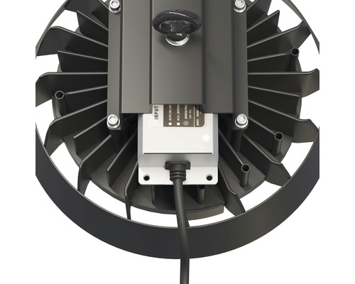 Detail halového svítidla s chladicími žebry a připojovacím kabelem