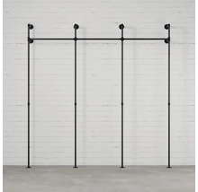 Věšák na oblečení z trubek před zdí