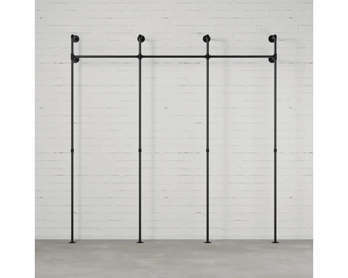 Věšák na oblečení z trubek před zdí