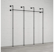 Černý, volně stojící věšák na oblečení z kovových trubek