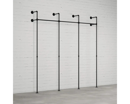 Černý, volně stojící věšák na oblečení z kovových trubek