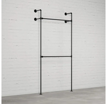 Jednoduchý věšák na oblečení se dvěma tyčemi pro uložení oblečení.