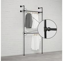 Volně stojící věšák na oblečení z kovových trubek s oblečením