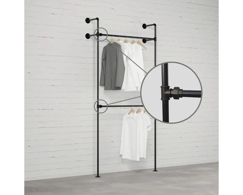 Volně stojící věšák na oblečení z kovových trubek s oblečením
