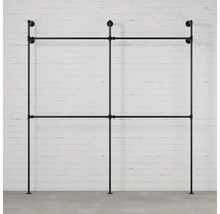 Volně stojící věšák na oblečení z kovových trubek před zdí