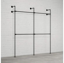 Černá šatní tyč z trubek pro montáž na stěnu.