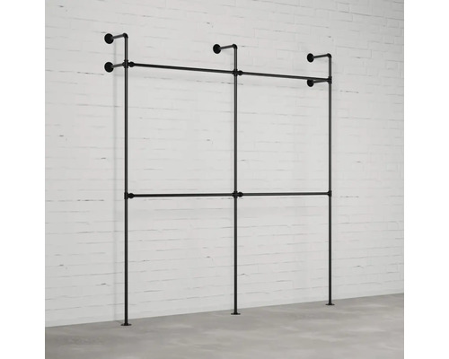 Černá šatní tyč z trubek pro montáž na stěnu.