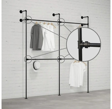 Černá šatní tyč s oblečením a detailní záběr trubek