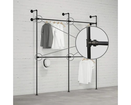 Černá šatní tyč s oblečením a detailní záběr trubek