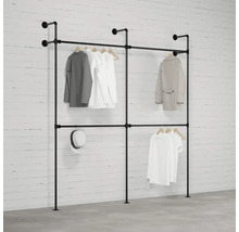 Věšák na šaty z trubek s několika kusy oblečení