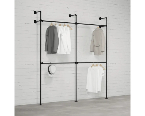 Věšák na šaty z trubek s několika kusy oblečení