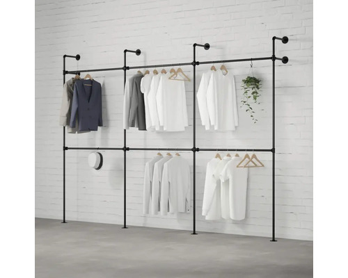 Černý trubkový systém věšáku na oděvy s oblečením