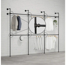 Stojan na šaty z trubek před cihlovou zdí s oblečením a detailním záběrem na trubkové spoje