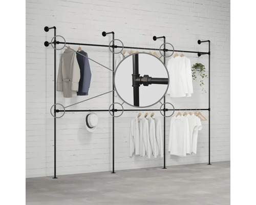 Stojan na šaty z trubek před cihlovou zdí s oblečením a detailním záběrem na trubkové spoje