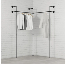 Rohový věšák na šaty z kovových trubek se zavěšeným oblečením