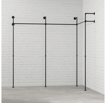 Černý šatní systém před bílou cihlovou stěnou