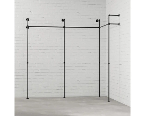 Černý šatní systém před bílou cihlovou stěnou