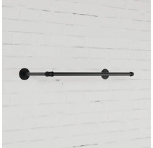 Černá kovová šatní tyč pro montáž na stěnu.