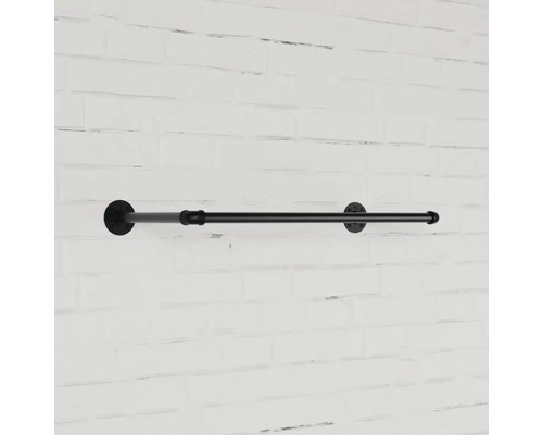 Černá kovová šatní tyč pro montáž na stěnu.