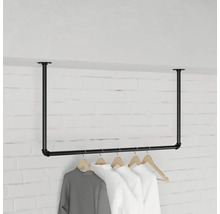 Černá šatní tyč pro montáž na strop s oblečením na ramínkách.